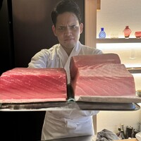 熟成鮨利他 - 2種マグロ（左：天然／右：養殖）