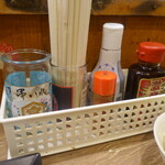 串カツの中村屋 - 卓上の調味料