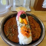 8 CURRY - あいがけカレー、大盛、ライスL、追加アチャール