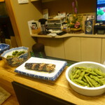 千代娘 - カウンターにズラリと並ぶおばんざい