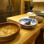 千代娘 - カウンターにズラリと並ぶおばんざい