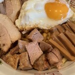 汁なし専門 男のLL - 煮豚、ロース肉、メンマ、目玉焼き