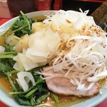 横浜家系ラーメン 黄金家 - 刻み玉ねぎがいつもより大きい（笑）でもチョイいつもより少なかったな。。ワンオペで予想以上に出たから急いで作ってくれたのね、きっと。