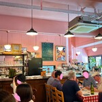 ブション - 店内では店長がお客様とフランス語で会話が日常です。