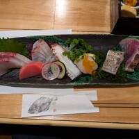 兼平鮮魚店 中洲はなれ - 刺し盛1650円　カンパチ、マグロ、鯛、タコ、ホタテのいくらのせ、炙りで太刀魚、イサキ