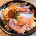 魚輝すし - お醤油かけてしまったので、少し色合いが悪くなってます、、、。