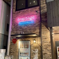 Seafood bar Ermitage 横浜鶴屋町店 - ラーメン屋の｢町●商店｣と同じ建物。
                    ネオンな光と、バンクシー調のオシャレなスプレーアートが目印♪