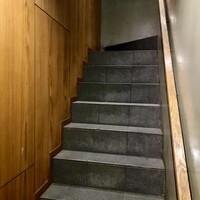 Seafood bar Ermitage 横浜鶴屋町店 - 自販機開けると直ぐに階段。
                      この時点でも店内の様子は全く分からず、『隠れ家』感満載♪