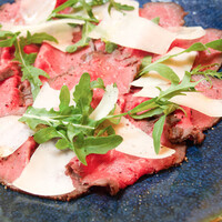 牛腿肉のローストビーフ　窯焼きニンニク