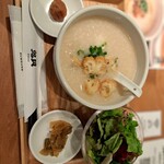 鬼貝 エキュートエディション横浜店 - 貝出汁粥セット（粥と梅干しとサラダと搾菜）