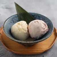 北海道牛乳と木苺の2色アイスクリーム
