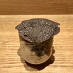 やまぐち - スライスした黒トリュフの下には白味噌風味のフォアグラのテリーヌとピオーネの白和え