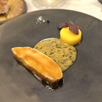 Ristorante TSUMU - ⑦ジャフラトレーディング産ホロホロ鳥むね肉の薪焼き ホロホロ鳥出汁と黒トリュフのクリームソース インカの目覚め アマランサス 生の黒胡椒の塩漬け 燻製塩