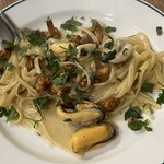 タベルナ・バルボーネ - ムール貝とジロール茸のリングイネ