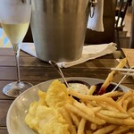 Yono R - 揚げ物とカバ最高(写真のフィッシュ&チップスのポテトは大盛りです。通常量ではありませんので注意！)