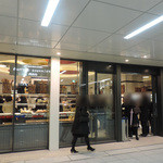 ゴントラン シェリエ - 地下のお店の入り口です