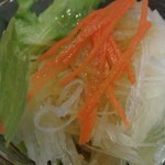 25390862 - ランチのサラダです一日分のお野菜には到底不足ですが女性には有ると嬉しい生野菜です(^^♪
                      