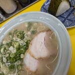 味心 - 塩とんこつラーメン680円　おにぎり１個110円