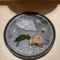 銀座 鮨 魯久 - シマアジと東京湾のスズキと海ぶどう～塩、山葵