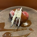 肉がみ肉へい - カモ茄子のイチボ肉巻き　麻婆ソース