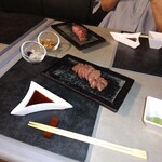 MEAT BOX - 柔らかステーキ　　焼く前はプルプル状態　　焼いたあとは噛みごたえ有り、調味料は玉ねぎのが気に入りました。　　山葵と塩麹、粗塩、にんにくチップは作り立て、カリカリで塩と一緒に