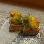 肉がみ肉へい - パンの上にお肉とマンゴーのタルタル合え