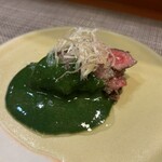 肉がみ肉へい - モロヘイヤソースにみょうが添えの肉