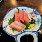 みかど共和店 - 定食の刺身はキハダマグロとブリだった。