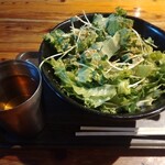 麺場 浜虎 - 提供品に生野菜と卓上調味料をワシャワシャ♬