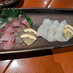六蔵 - 左・イサキの炙り刺し    右・ヤリイカ刺し