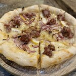 かねよ食堂・カフェ・アートスタジオ - 自家製サルシッチャとレモンのピッツァ 1700円