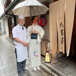 山玄茶 - 夏色の爽やかなお着物姿のYちゃん。帯留めも上品でいつも素敵なんです♥️大将もにっこり嬉しそう♥️