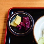 やぶ善 - 箸休めのお漬物2種。
