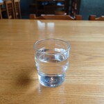 やぶ善 - 着席後、すぐに冷たいお水を提供してくれる。