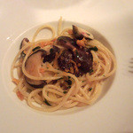 ALMA - 椎茸とアンチョビのアーリオオーリオ（1人前を2皿に取り分けてもらった画像）