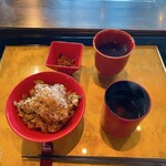 那古亭 - 味噌汁、香の物と共に、ガーリックライスが配膳されました