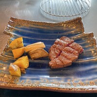 那古亭 - 焼き上がりました。奥に写る網でお肉を休ませていました。