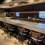 TEPPANオーベルジュ CaroCaro鳥羽浦別邸 - 目の前で調理される鉄板カウンター