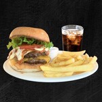 Public House The AXTELL - 【アクステルバーガーセット】当店でオープン当初からの一番人気!!
ジャックソースを使用した特製バーガー!
ダブルパティで、チェダー&ゴーダチーズ
を使用したダブルチーズバーガー◎