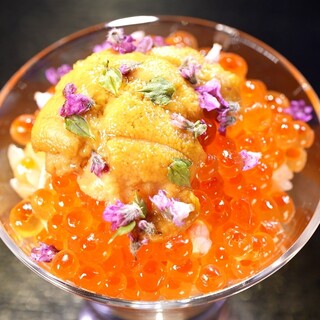 創意工夫された握りと逸品料理のおまかせコースは15800円