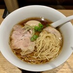 らぁ麺や 嶋 - 味玉らぁ麺（醤油）　麺はつるつるしてるのにスープがよく絡んでます。