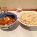 頑者 - 味玉辛つけめん、大盛り！  春休みなのでしょう。新横浜ラーメン博物館には多くのお客様が。海外からのお客様も多く、どのラーメン店も混んでいました。