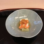 山玄茶 - 先付は汲み上げ湯葉豆腐、雲丹、湯引きした車海老。蓮の葉みたいなお皿が涼し気。