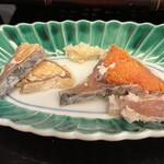 山玄茶 - 大将ご自慢の滋賀の郷土料理・鮒寿司。オスとメス、1年ものと5年ものを食べくらべ。芳醇なチーズのような美味しさです✨