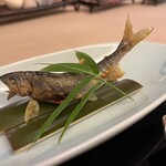 山玄茶 - 安曇川の鮎の塩焼き。小さいけれど、しっかり怖い顔。
      (*≧艸≦)蓼酢は米の中に酢を入れて作ったドレッシング風。