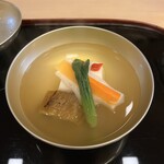 山玄茶 - パカッ。お出汁が秀逸な椀物は、帆立の真薯。香ばしい
      焼き茄子、青梗菜、人参の彩りが鮮やか。