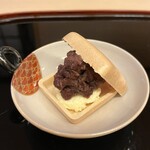 山玄茶 - 甘味を抑えた自家製アイス最中は、小豆の粒がしっかり。食べごたえがありますよ♥️
