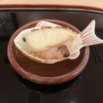 山玄茶 - 先月、私のお誕生日月だったので大将がご用意してくださった鯛のおこわ。お皿が可愛すぎます♥️