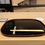 山玄茶 - ぴかぴかにお手入れされた白木のカウンターと漆塗りのお盆がいつも気持ちが良いのです✨