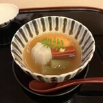 山玄茶 - パカッ。生姜仕立ての炊き合わせ。桜海老、蕗、小芋、赤蒟蒻。木の芽が爽やかに香ります。ꕤ*.ﾟ